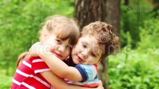男孩和女孩拥抱夏天的森林视频