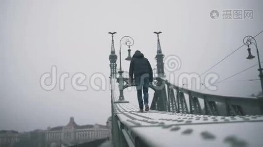 这家伙正沿着一座巨大桥梁的铁梁走着视频