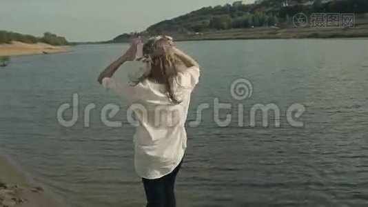 美丽的女孩赤脚在水中行走视频