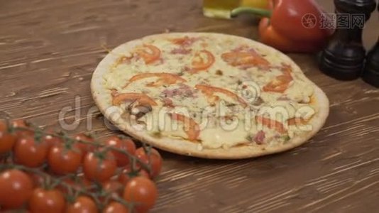旋转披萨西红柿胡椒视频