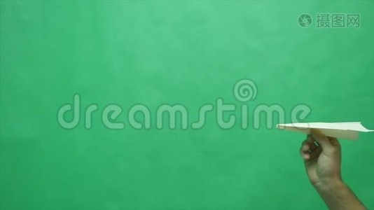 绿色背景下的纸飞机视频