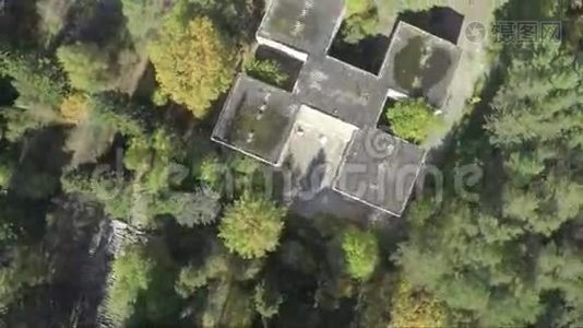 飞过林中楼.. 废弃医院外部航空测量。 孤独视频