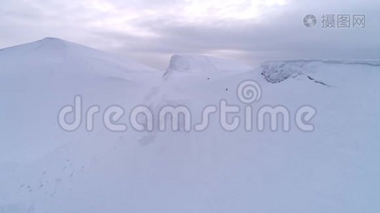 在被黄昏的太阳照亮的雪山上飞行视频