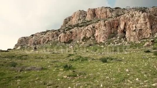 夏日清晨，岩石山和绿草地美丽的田园风光全景视频