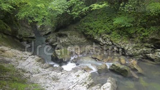 格鲁吉亚高加索山区库塔伊西附近有干净水的山区河流。 马尔维利峡谷视频