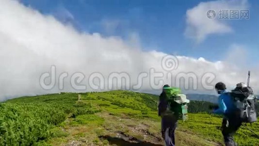 云飞过山岭和徒步旅行路线视频