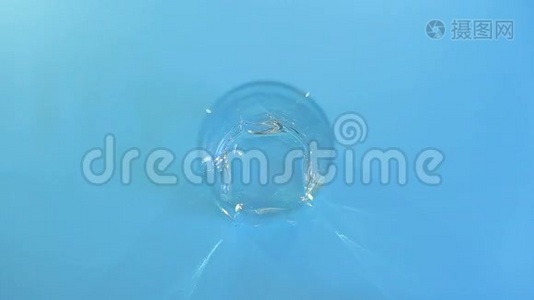 玻璃中的瓶装水视频