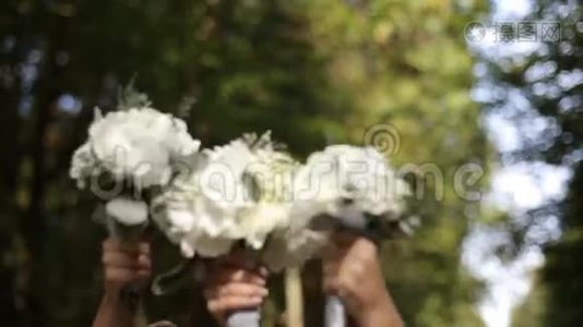 公园里的婚礼花束。快视频