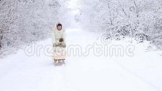 妈妈婴儿在雪橇上翻滚视频