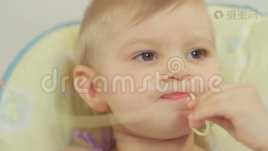 可爱的小女孩用她的手指吃意大利面并享受它视频
