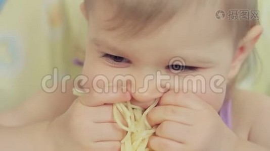 可爱的小女孩用她的手指吃意大利面并享受它视频