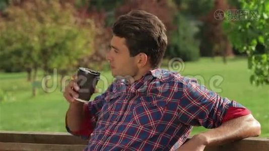 男性在户外喝咖啡的肖像视频