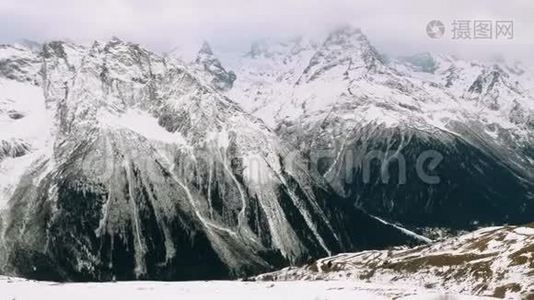 雪山的山峰。 高山之秋视频