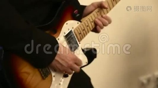男人的手在电吉他上弹奏视频
