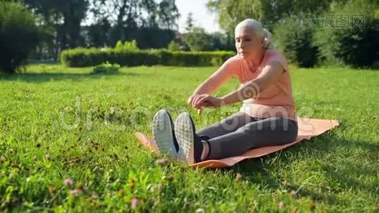 漂亮的老妇人在公园里做运动视频
