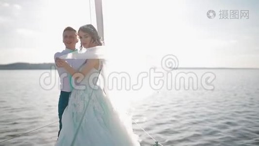 游艇上的白人结婚夫妇视频