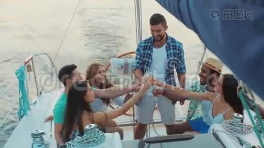 朋友们在游艇上庆祝生日。视频