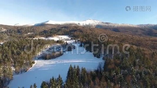 普库伊山乌克兰冬季雪景.. 鸟瞰飞过。 日落黄昏。 雪山。 旅游胜地视频