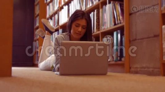 安静的学生在图书馆里使用笔记本电脑视频