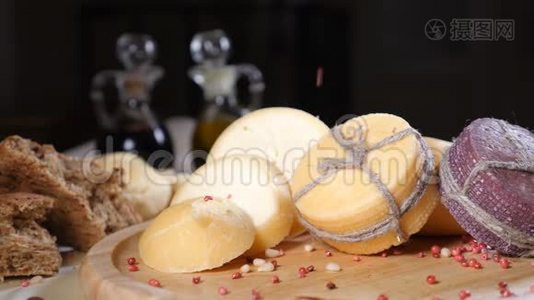 餐厅概念。 表格设置。 切制的硬切奶酪，配上木制背景，配上自制的面包、坚果和橄榄视频