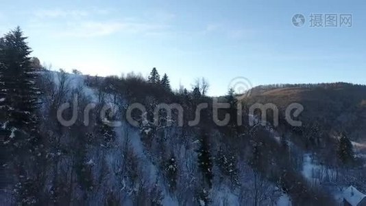 普库伊山乌克兰冬季雪景.. 鸟瞰飞过。 日落黄昏。 雪山。 旅游胜地视频