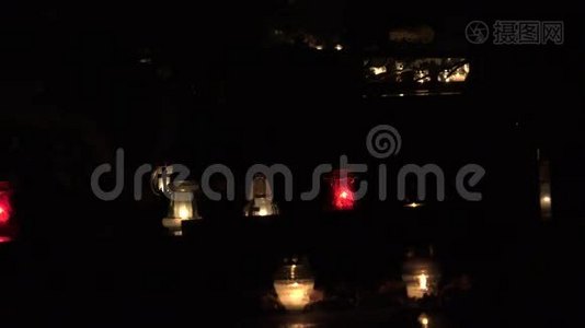 墓地装饰着五颜六色的蜡烛，供所有圣徒在晚上度过。 4K视频