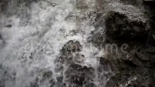 大自然和岩石中的野生瀑布视频