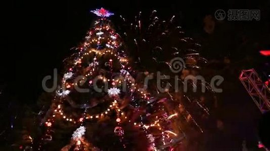 灯火通明的圣诞树视频