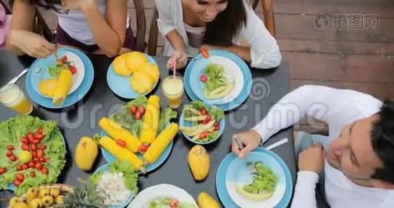 人群健康素食最高视角，朋友聊天交流坐在餐桌旁视频