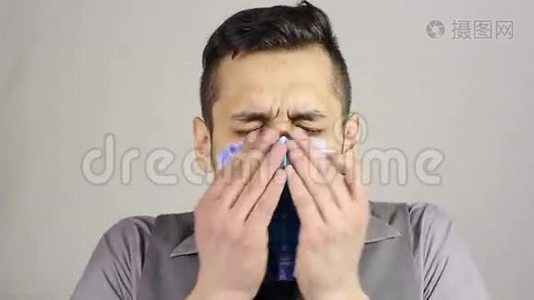 生病的长胡子男人用鼻子吹组织视频