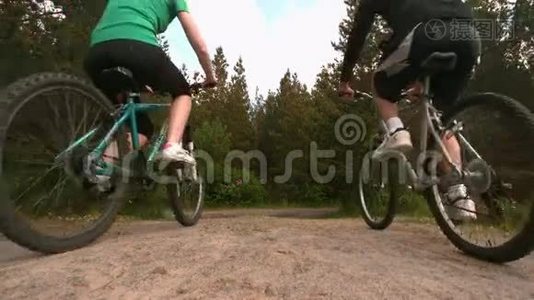 在远离摄像机的地方，把一对山地自行车放在农村视频
