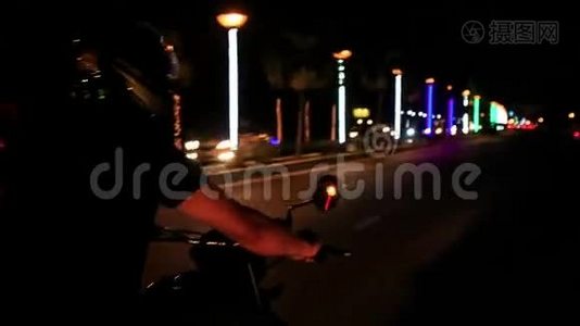 夜间沿利特街骑摩托车视频
