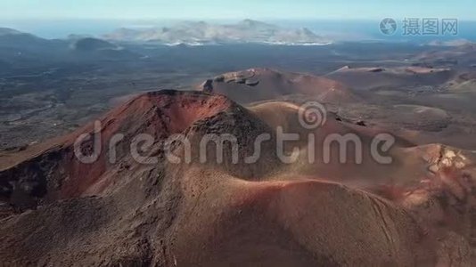飞越蒂曼法亚国家公园附近的火山，兰萨罗特，加那利群岛视频