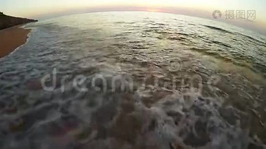 ActioncamDolly用的波浪和日落拍摄了od海岸视频