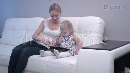 母亲和婴儿使用数字平板电脑视频