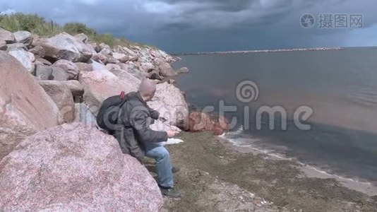 旅行者在海里扔卵石视频