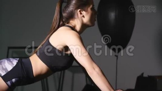 健身中心的布鲁内特女士加强俯卧撑锻炼视频
