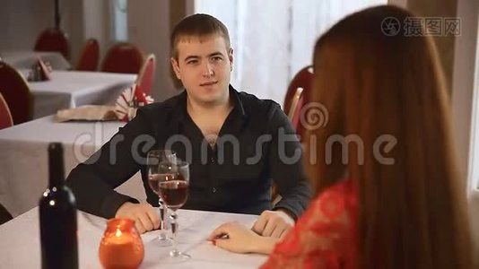 男人和女孩在餐厅约会浪漫的晚烛酒情人节视频