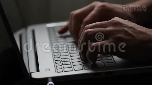在笔记本电脑键盘上打字的人视频