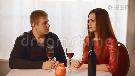 男人和女孩在餐厅约会浪漫情人节晚上蜡烛酒视频