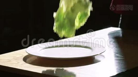 生菜色拉在黑色背景上用水滴落下和飞溅。 慢慢地视频