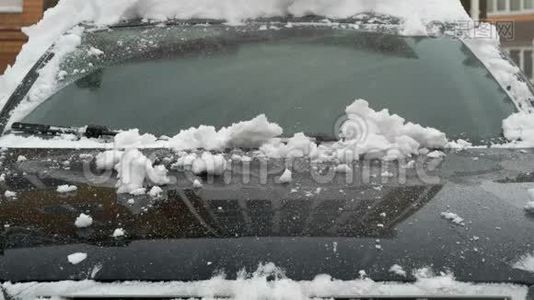 雪时汽车挡风玻璃的特写视频