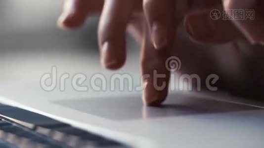 女性手使用电脑笔记本电脑。 老式过滤器视频