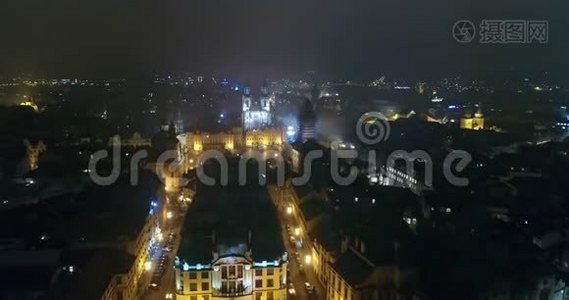 布拉格之夜全景，从空中俯瞰布拉格圣维特大教堂的全景，布拉格之夜城市之光视频