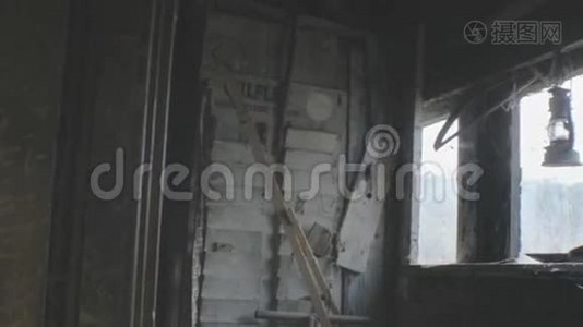 废弃棚屋里的旧灯笼和纸张整理器视频