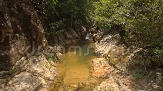 在石间沿小山河移动摄影机视频