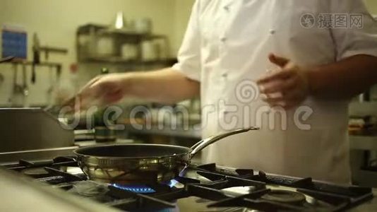 厨师在餐厅厨房做饭视频