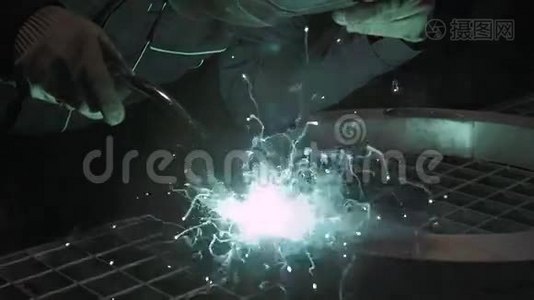 工厂工业汽车零件，现代车间用火花焊接铁水视频