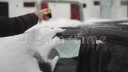 交通，冬天，天气，人和车辆的概念-男人用刷子在客厅擦雪视频