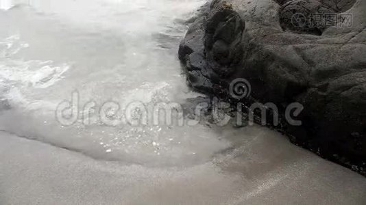 沙滩上的雾日海浪视频